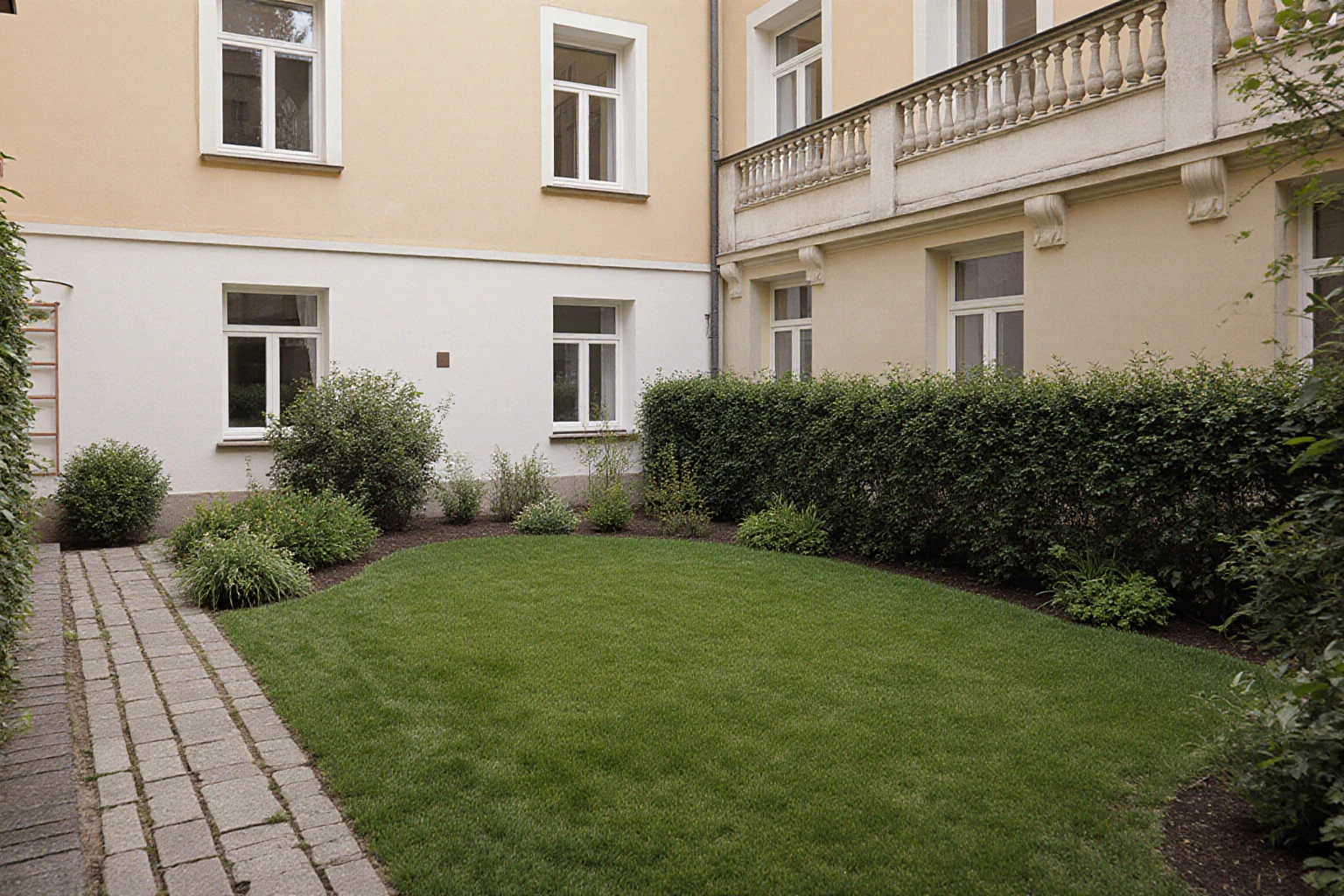 Wohnhof mit Garten und bestehendem Wohngebäudeteil